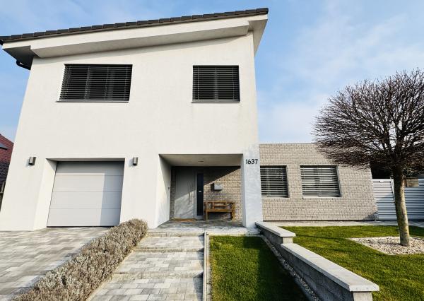 Moderný 5-izbový dom s bazénom a garážou.