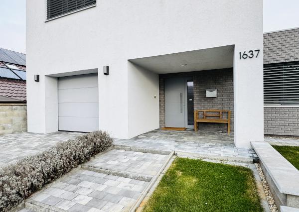 Moderný 5-izbový dom s bazénom a garážou.