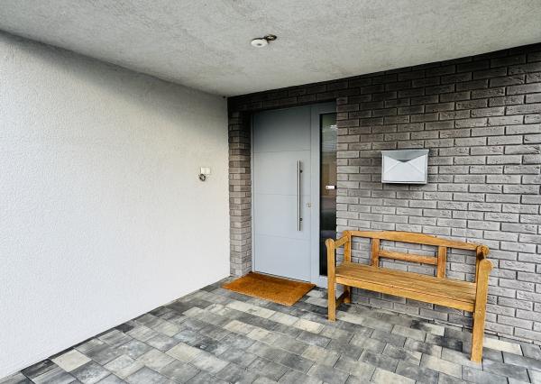 Moderný 5-izbový dom s bazénom a garážou.