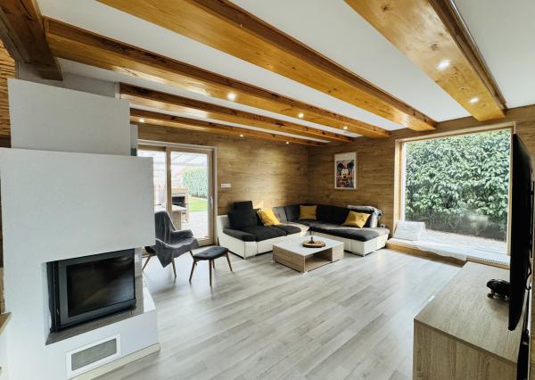 Moderný 5-izbový dom s bazénom a garážou.