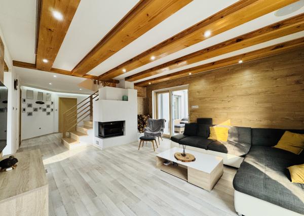 Moderný 5-izbový dom s bazénom a garážou.