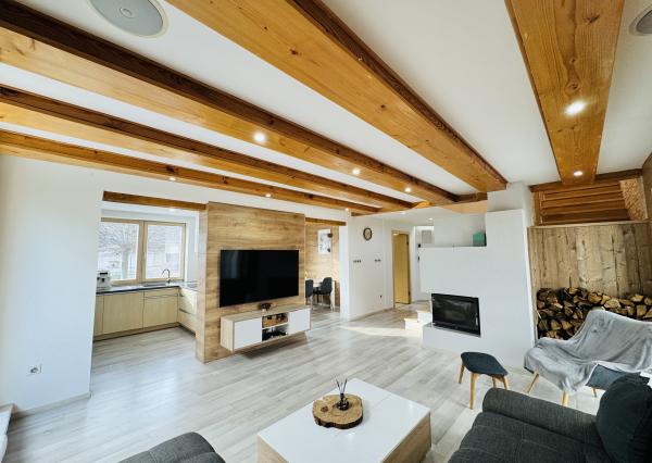 Moderný 5-izbový dom s bazénom a garážou.