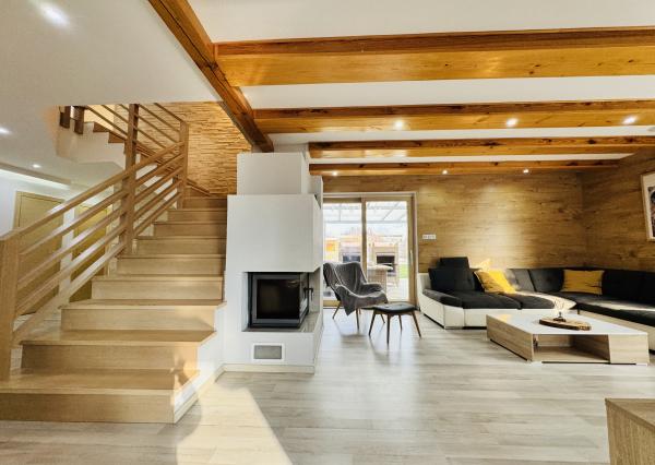 Moderný 5-izbový dom s bazénom a garážou.