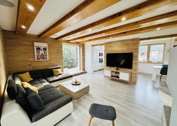 Moderný 5-izbový dom s bazénom a garážou.