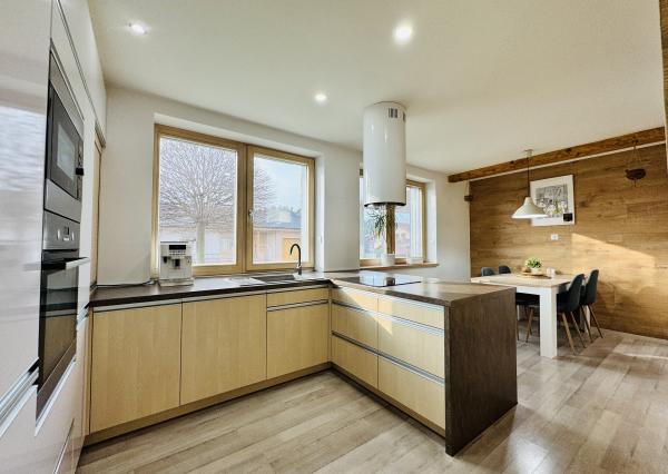 Moderný 5-izbový dom s bazénom a garážou.