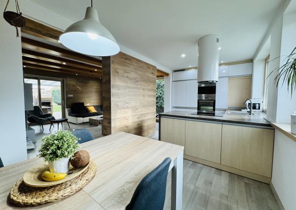 Moderný 5-izbový dom s bazénom a garážou.