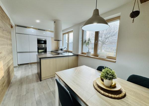 Moderný 5-izbový dom s bazénom a garážou.