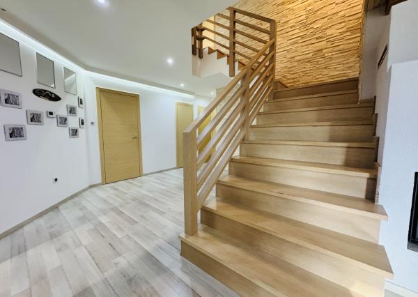 Moderný 5-izbový dom s bazénom a garážou.