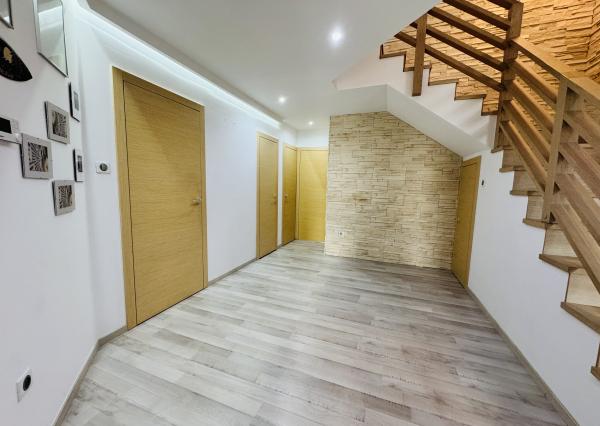 Moderný 5-izbový dom s bazénom a garážou.