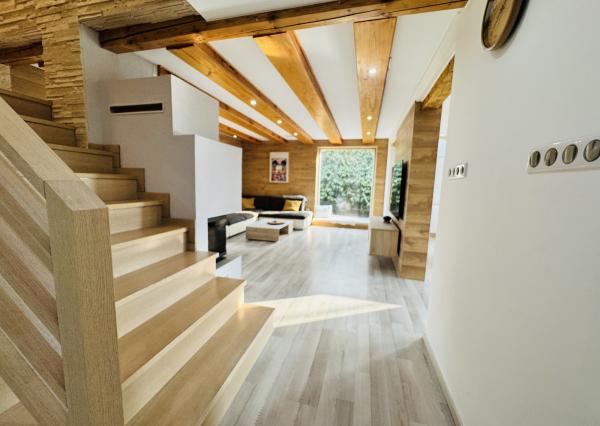 Moderný 5-izbový dom s bazénom a garážou.