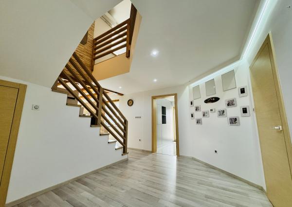 Moderný 5-izbový dom s bazénom a garážou.