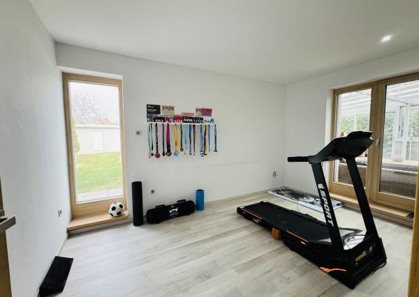 Moderný 5-izbový dom s bazénom a garážou.