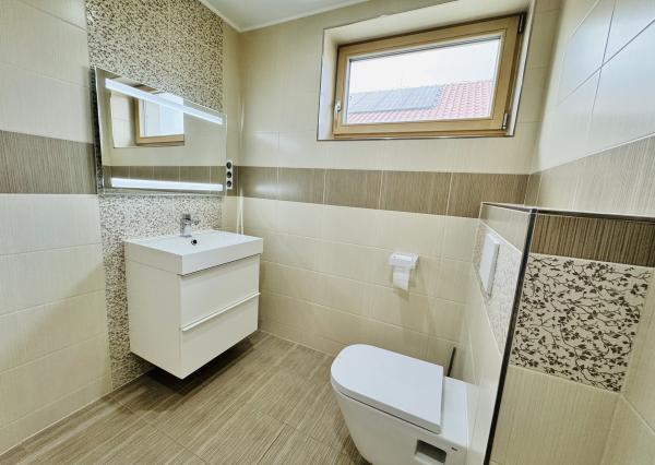 Moderný 5-izbový dom s bazénom a garážou.