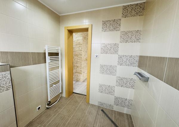 Moderný 5-izbový dom s bazénom a garážou.