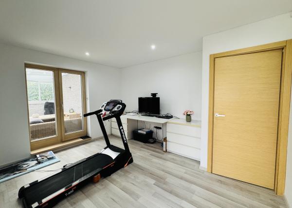 Moderný 5-izbový dom s bazénom a garážou.