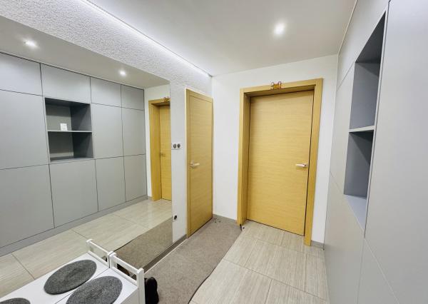 Moderný 5-izbový dom s bazénom a garážou.