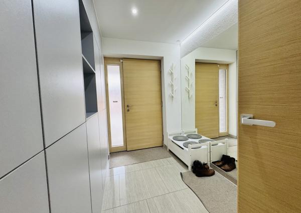 Moderný 5-izbový dom s bazénom a garážou.