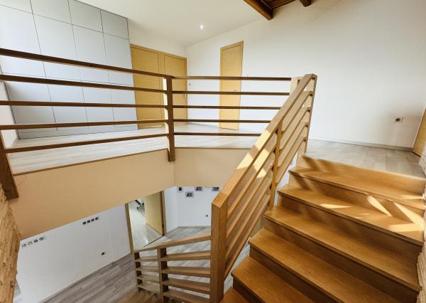 Moderný 5-izbový dom s bazénom a garážou.