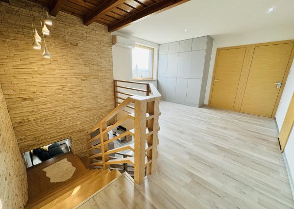 Moderný 5-izbový dom s bazénom a garážou.