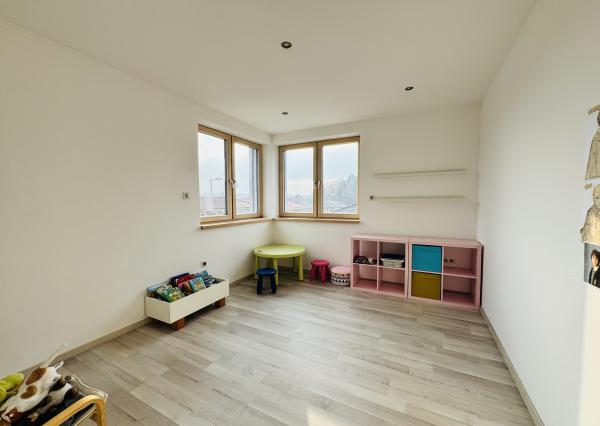 Moderný 5-izbový dom s bazénom a garážou.