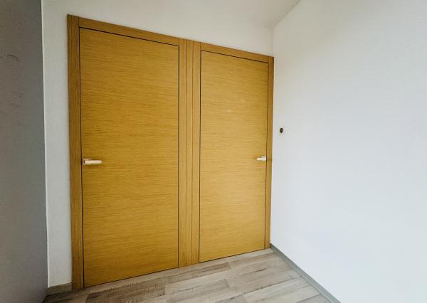 Moderný 5-izbový dom s bazénom a garážou.