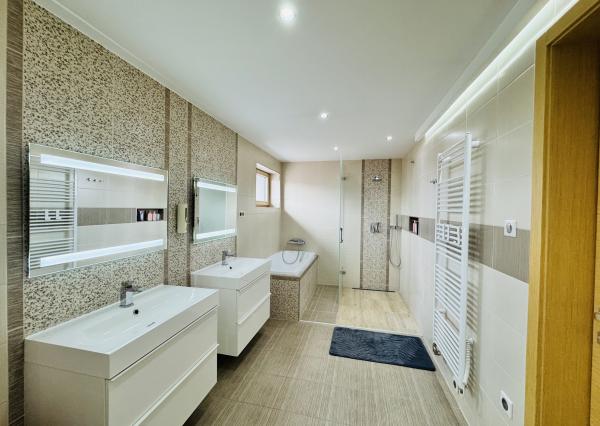 Moderný 5-izbový dom s bazénom a garážou.