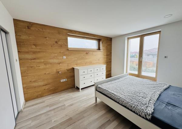 Moderný 5-izbový dom s bazénom a garážou.