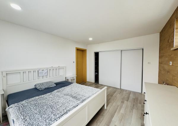 Moderný 5-izbový dom s bazénom a garážou.