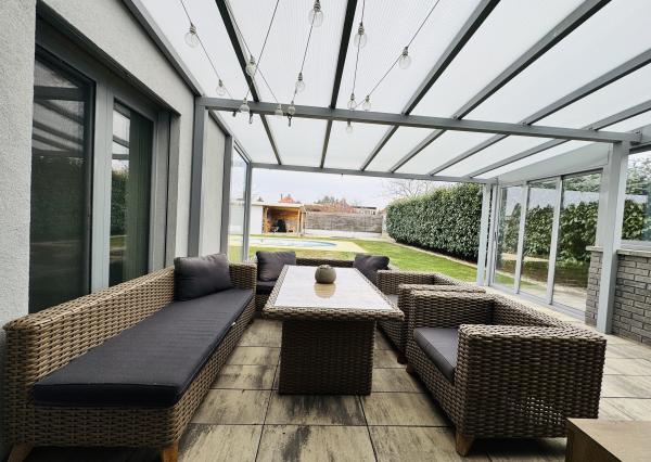 Moderný 5-izbový dom s bazénom a garážou.