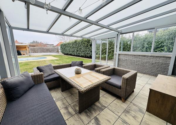 Moderný 5-izbový dom s bazénom a garážou.