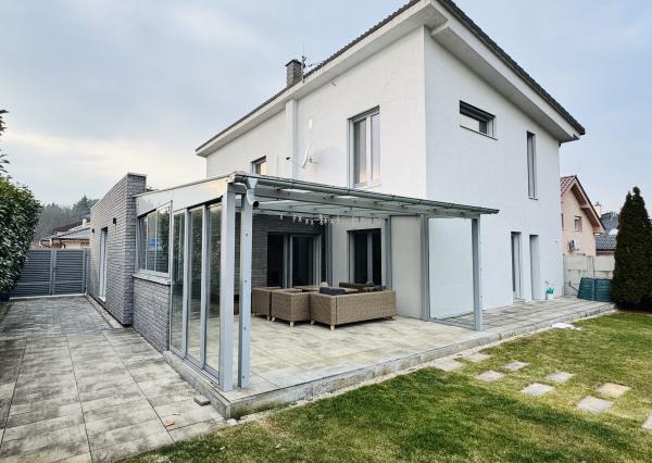 Moderný 5-izbový dom s bazénom a garážou.