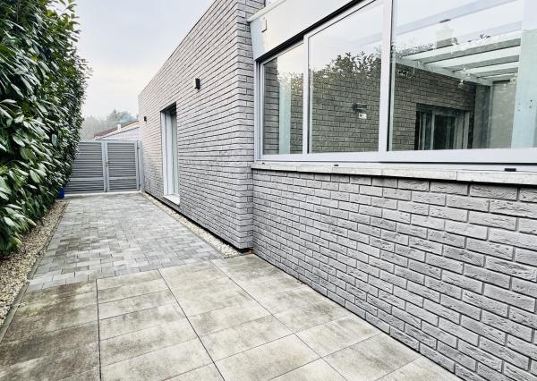 Moderný 5-izbový dom s bazénom a garážou.