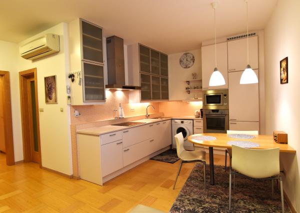 Na prenájom kompletne zariadený 1-izbový byt v Bratislave.