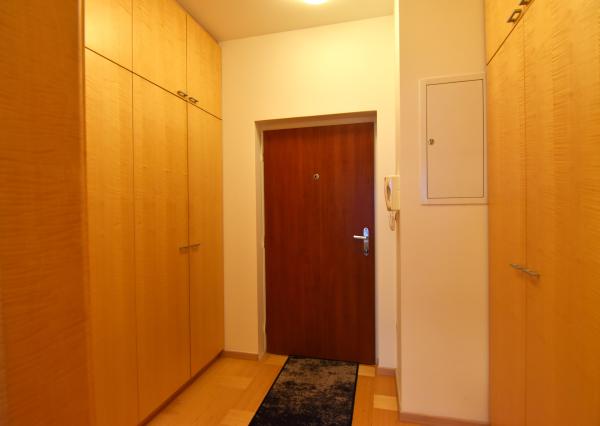 Na prenájom kompletne zariadený 1-izbový byt v Bratislave.