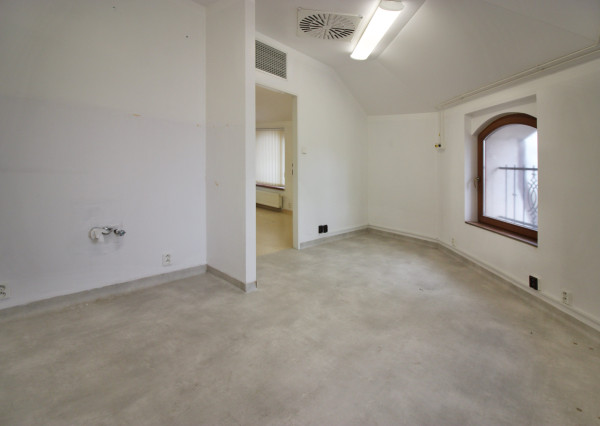 PRENÁJOM ambulancia/služby 36,10 m2, Piešťany, Winterova ul.