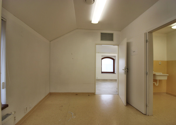 PRENÁJOM ambulancia/služby 36,10 m2, Piešťany, Winterova ul.