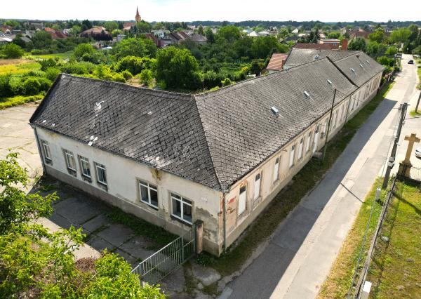 Areál v centre obce Jelka  – 5287 m²