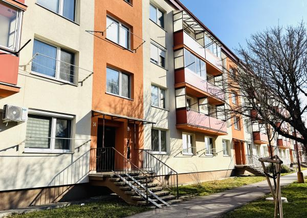 Priestranný 3-izbový byt 84 m² s balkónom – Skalica, Dr. Clementisa.