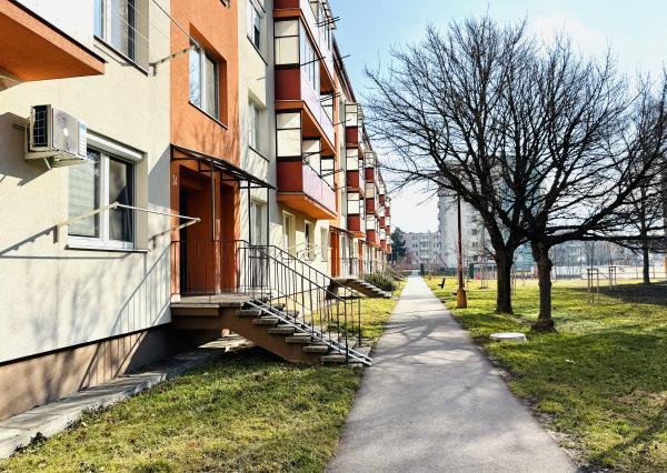 Priestranný 3-izbový byt 84 m² s balkónom – Skalica, Dr. Clementisa.