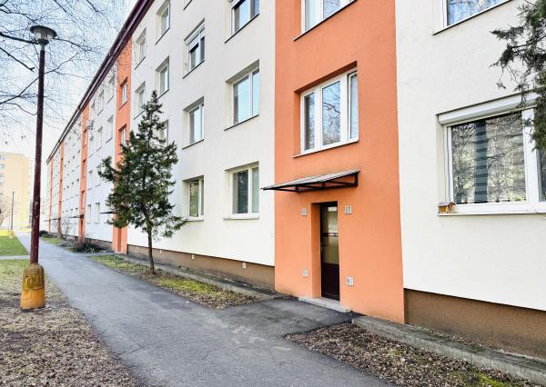 Priestranný 3-izbový byt 84 m² s balkónom – Skalica, Dr. Clementisa.