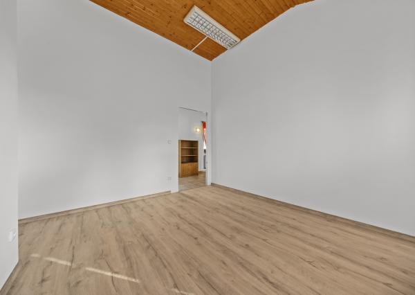 PREDAJ KOMERČNÉHO PRIESTORU, ROHOVCE (25 min. Bratislava R7)