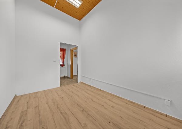 PREDAJ KOMERČNÉHO PRIESTORU, ROHOVCE (25 min. Bratislava R7)