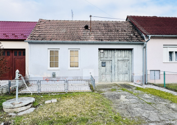 3-izbový rodinný dom s dvorom a stodolou – Petrova Ves, okres Skalica.