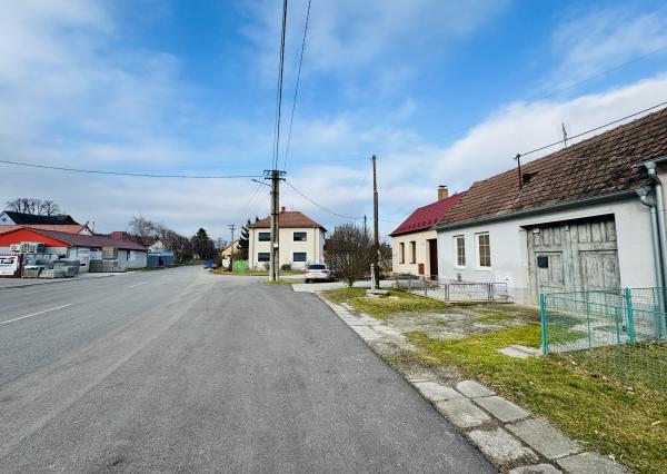 3-izbový rodinný dom s dvorom a stodolou – Petrova Ves, okres Skalica.