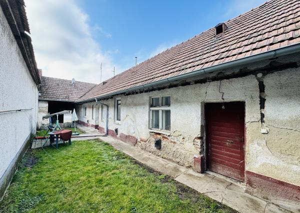 3-izbový rodinný dom s dvorom a stodolou – Petrova Ves, okres Skalica.