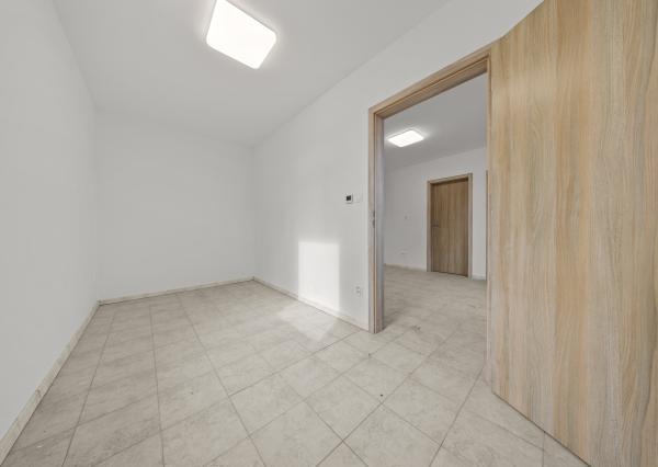 NA PREDAJ – 2-IZB. DOMČEK Rohovce, 25 min od BA