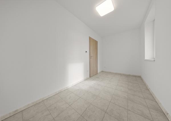 NA PREDAJ – 2-IZB. DOMČEK Rohovce, 25 min od BA