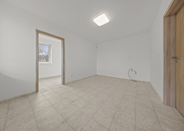 NA PREDAJ – 2-IZB. DOMČEK Rohovce, 25 min od BA