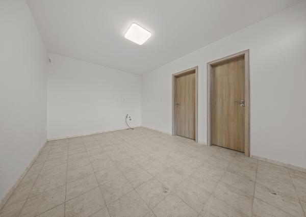 NA PREDAJ – 2-IZB. DOMČEK Rohovce, 25 min od BA