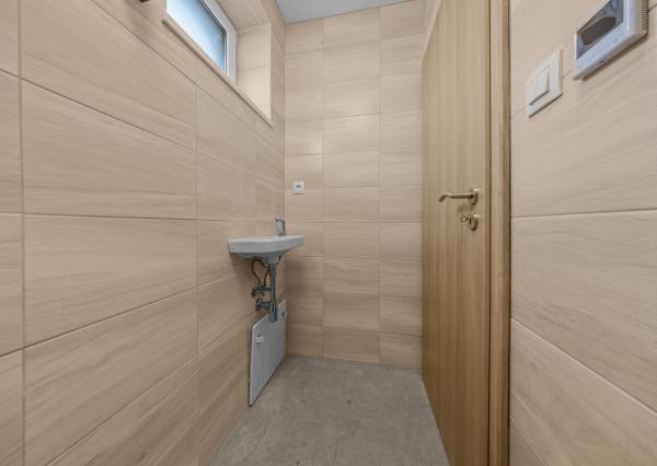 NA PREDAJ – 2-IZB. DOMČEK Rohovce, 25 min od BA